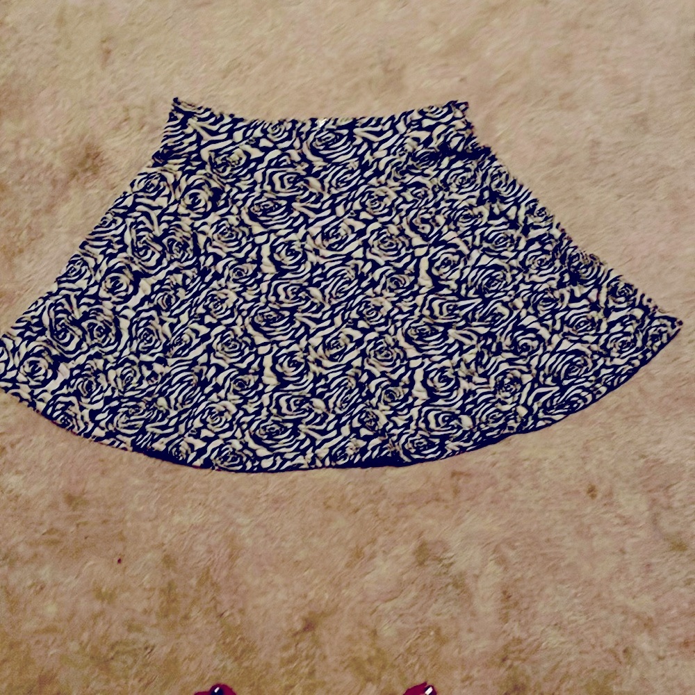 5/20🔴 Divided Flowers Black And White Mini Skirt Sz S Back Zipper Rose print
